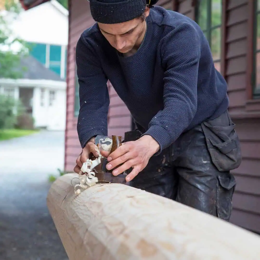 Båtbyggjar som høvlar på ein tremast