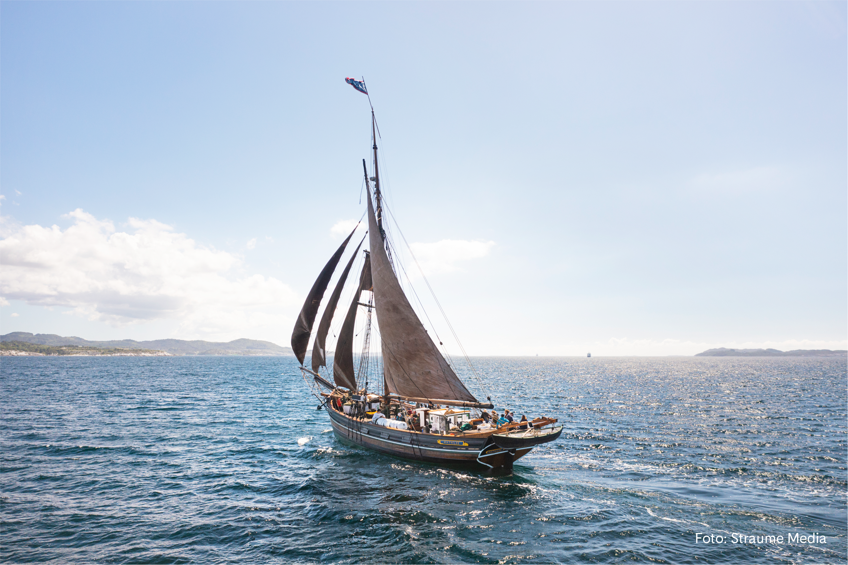 Seilbåten Mathilde på havet med vind i seilene