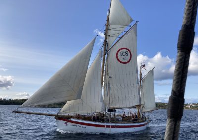 En seilbåt med gaffelrigg, seiler med fulle segl.