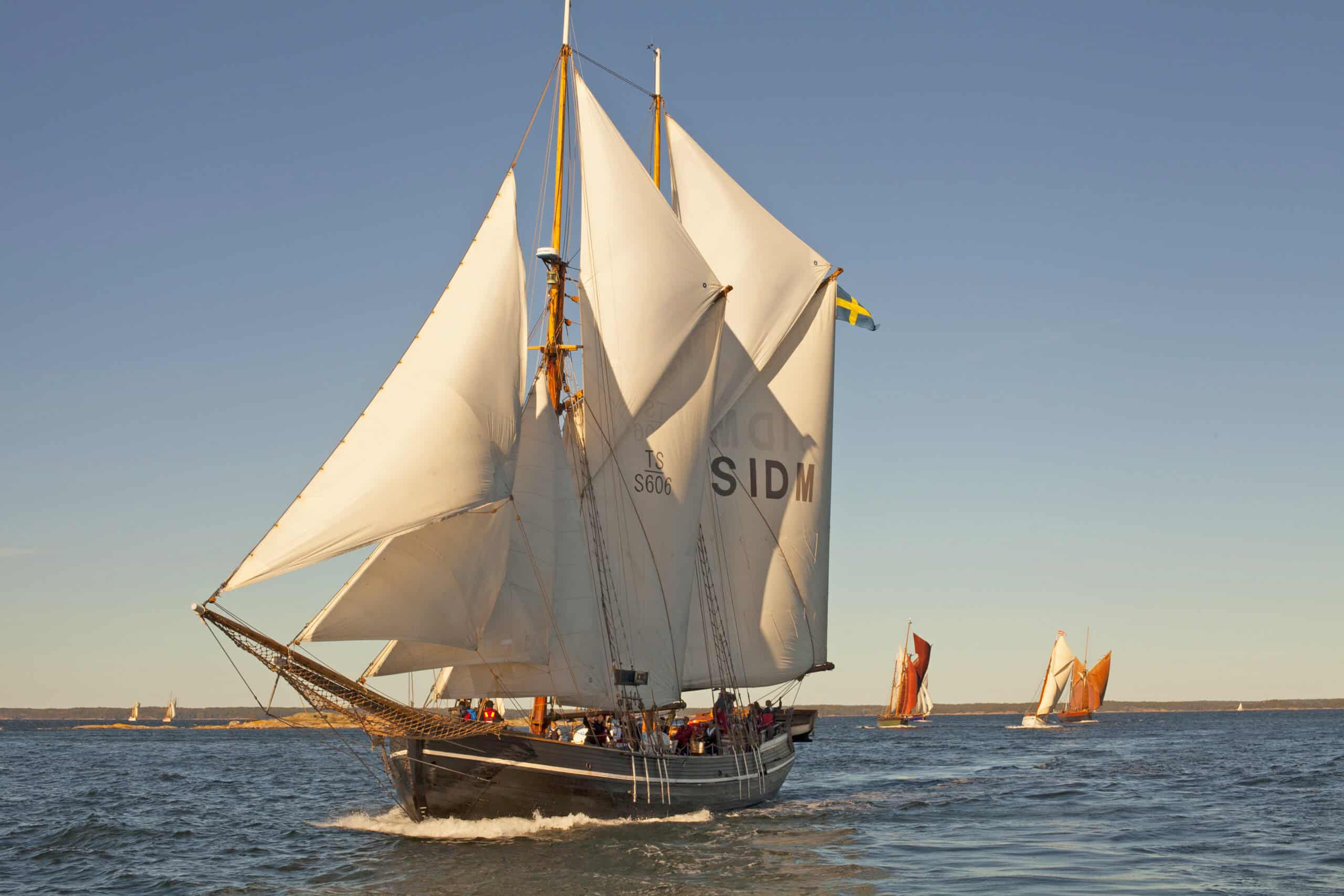 Seglbåt med segl oppslått på åpent hav.